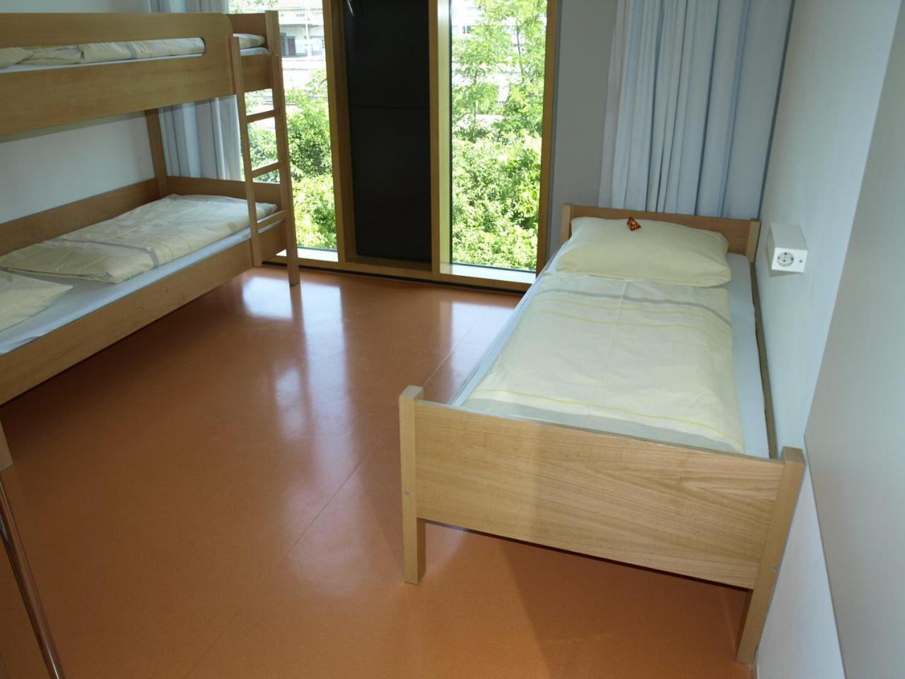 Jugendherberge Stuttgart Neckarpark Kamer foto