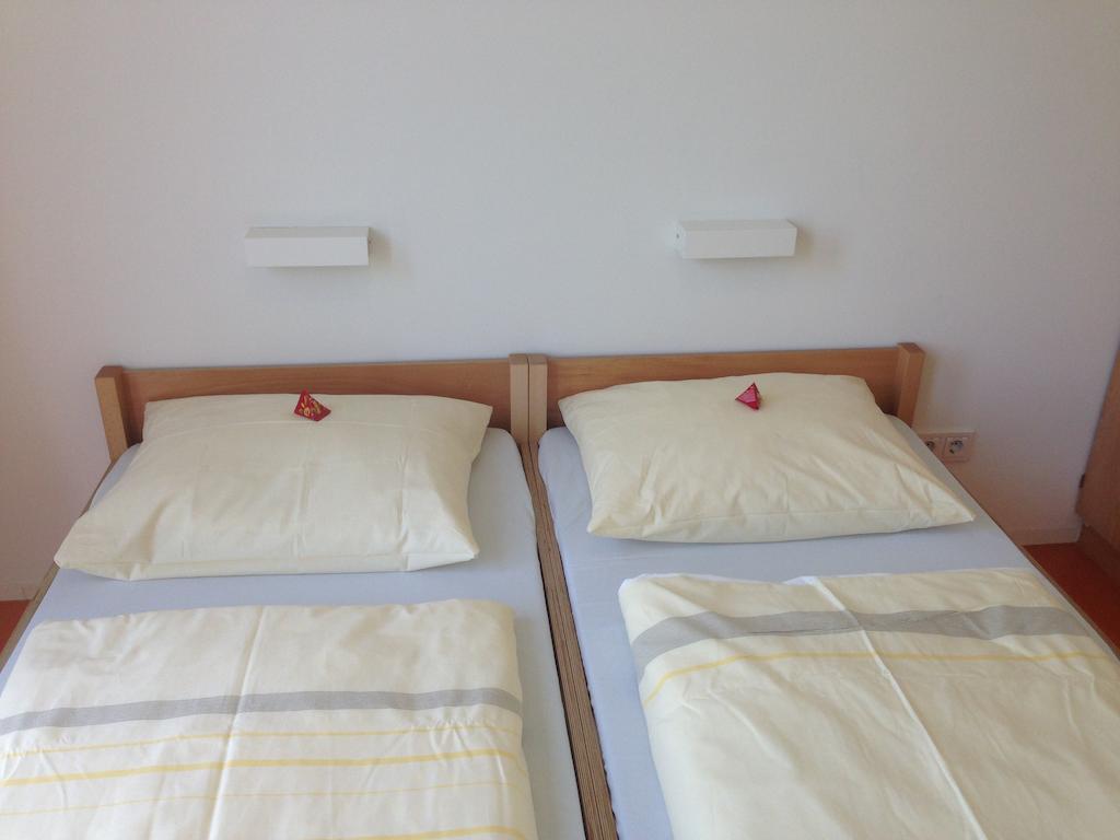 Jugendherberge Stuttgart Neckarpark Kamer foto