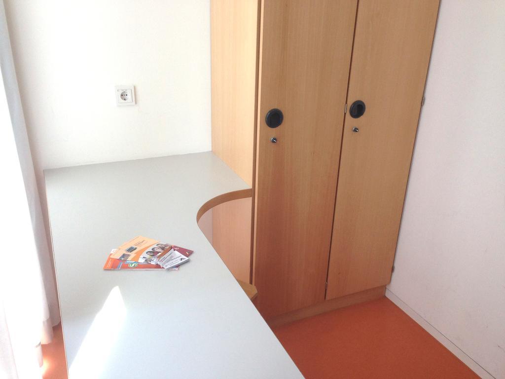 Jugendherberge Stuttgart Neckarpark Kamer foto